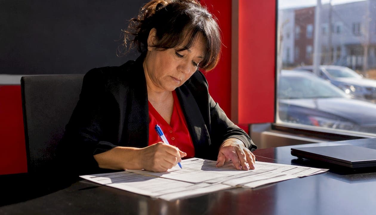 How Dealers Handle Title Transfers in RI: A Buyer's Guide